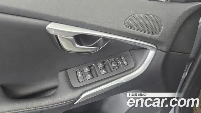 Volvo V40 Cross Country 2019 — ფოტო 30/31