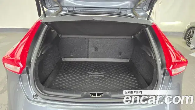 Volvo V40 Cross Country 2019 — ფოტო 27/31