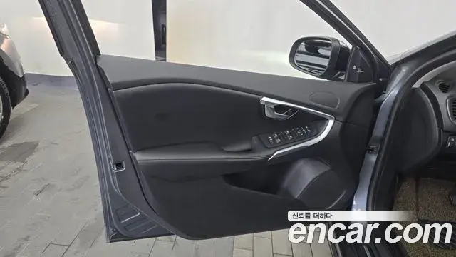 Volvo V40 Cross Country 2019 — ფოტო 8/31