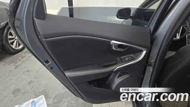 Volvo V40 Cross Country 2019 — ფოტო 19/31