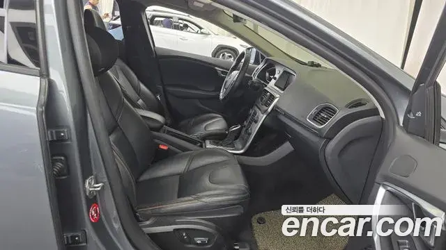 Volvo V40 Cross Country 2019 — ფოტო 5/31
