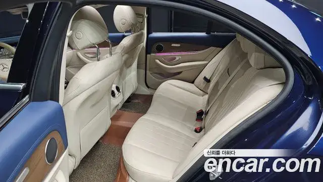 Mercedes-Benz E-Class 2018 — ფოტო 19/20