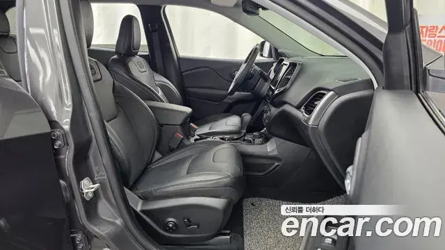 Jeep Cherokee 2020 — Photo 32/36