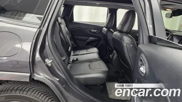 Jeep Cherokee 2020 — Photo 27/36