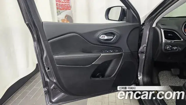 Jeep Cherokee 2020 — Photo 7/36