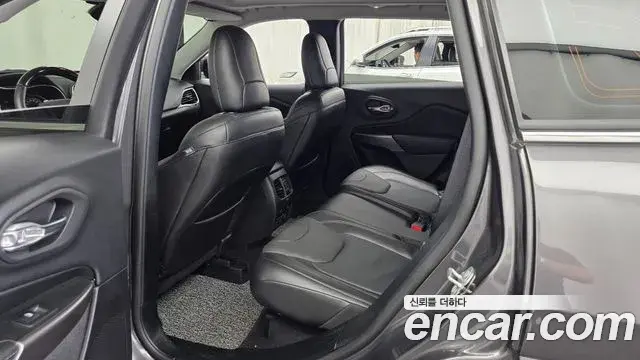 Jeep Cherokee 2020 — Photo 25/36