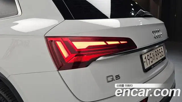 Audi Q5 2022 — Şəkil 24/32