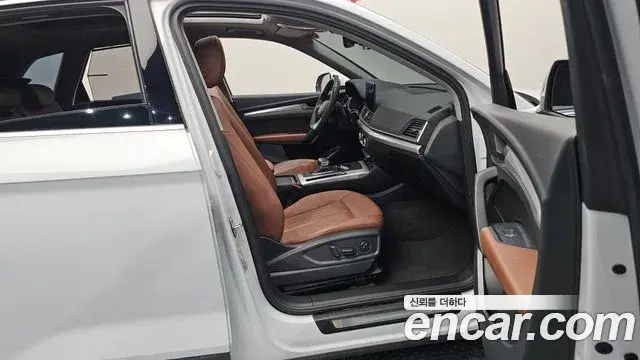 Audi Q5 2022 — Şəkil 21/32