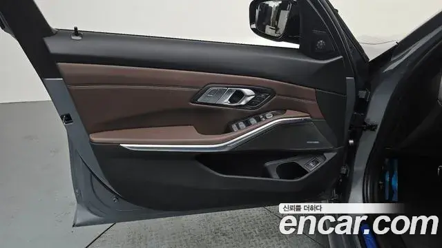 BMW 3 Series 2025 — Photo 26/35
