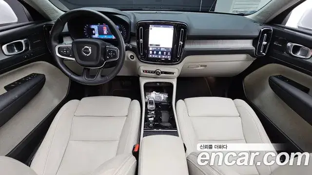 Volvo XC40 2025 — ფოტო 8/20