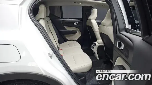 Volvo XC40 2025 — ფოტო 13/20