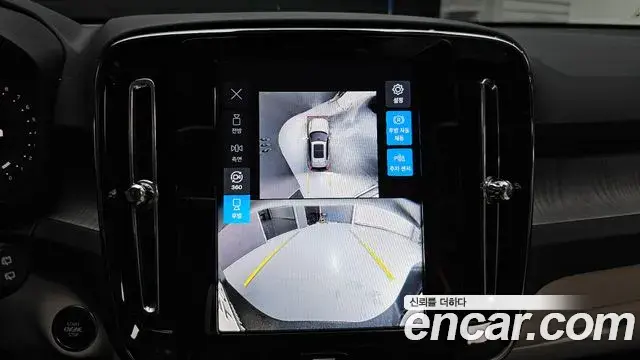 Volvo XC40 2025 — ფოტო 16/20