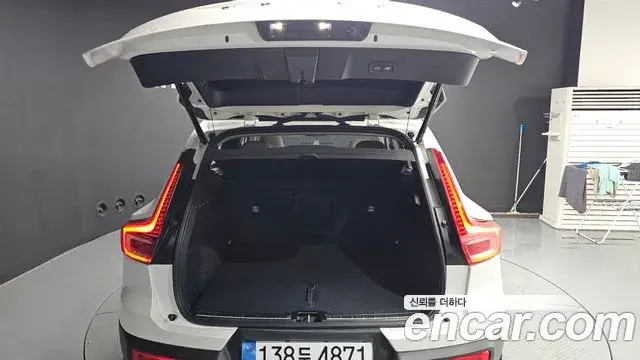 Volvo XC40 2025 — ფოტო 6/20