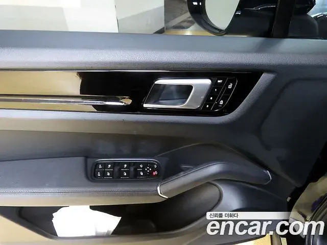 Porsche Cayenne 2019 — Photo 17/19