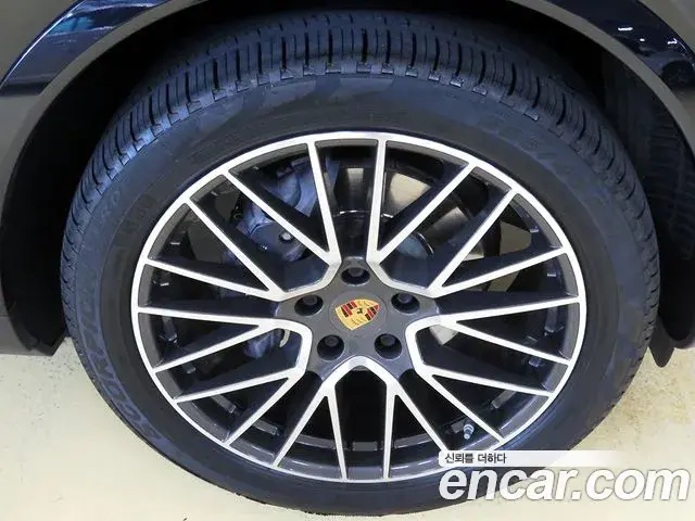 Porsche Cayenne 2019 — Photo 9/19