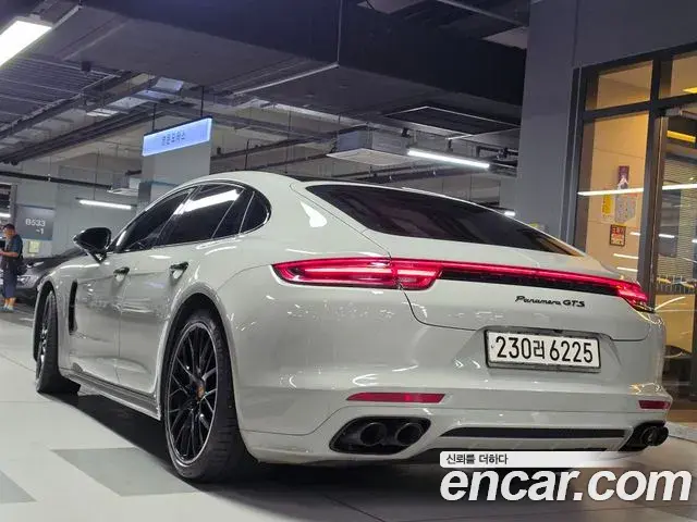 Porsche Panamera 2020 — ფოტო 14/20