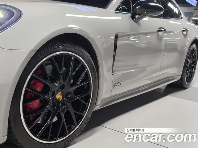 Porsche Panamera 2020 — ფოტო 12/20