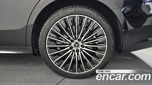 Mercedes-Benz E-Class 2024 — Photo 19/33