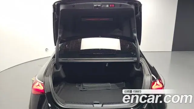 Mercedes-Benz E-Class 2024 — Photo 4/33