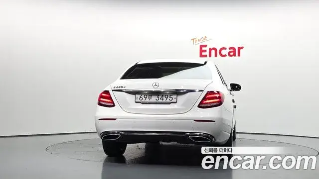 Mercedes-Benz E-Class 2018 — ფოტო 14/20