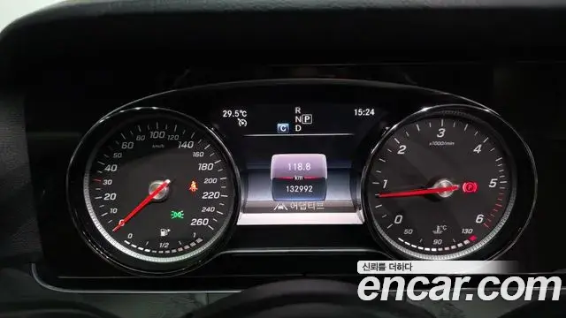 Mercedes-Benz E-Class 2018 — ფოტო 15/20