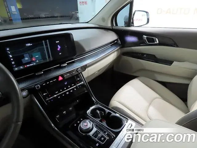 Kia Carnival 2023 — ფოტო 18/20