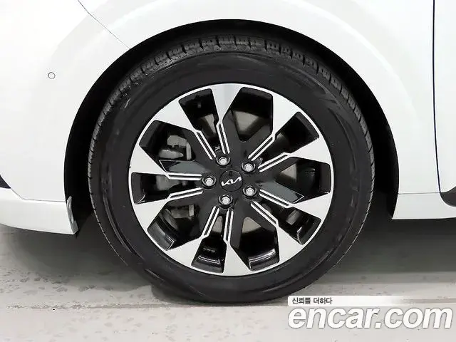 Kia Carnival 2023 — ფოტო 13/20