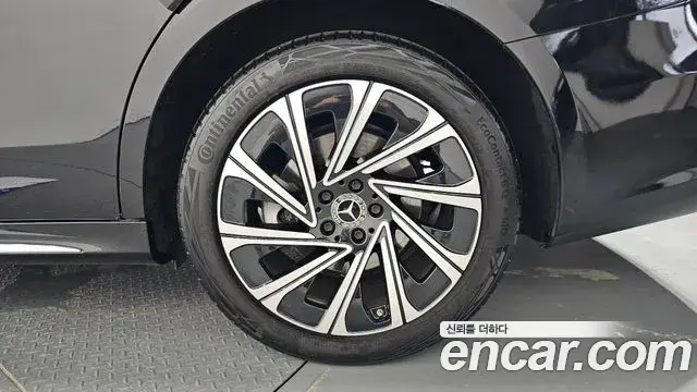 Mercedes-Benz E-Class 2024 — ფოტო 27/32