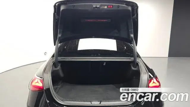 Mercedes-Benz E-Class 2024 — ფოტო 31/32