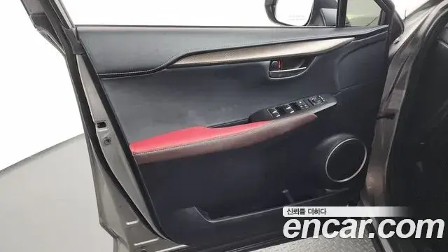 Lexus NX300h 2019 — Photo 29/37