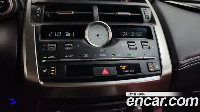 Lexus NX300h 2019 — Photo 15/37
