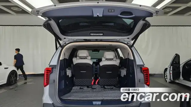 Kia Carnival 2024 — Şəkil 28/33