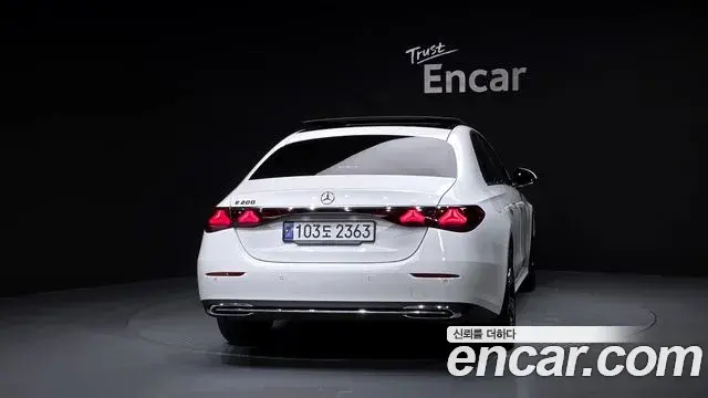 Mercedes-Benz E-Class 2024 — Фото 4/20