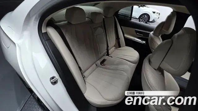 Mercedes-Benz E-Class 2024 — Şəkil 25/30