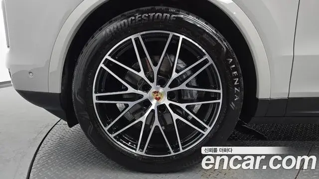 Porsche Cayenne 2023 — Şəkil 26/36