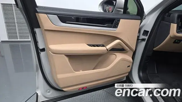 Porsche Cayenne 2023 — Şəkil 31/36