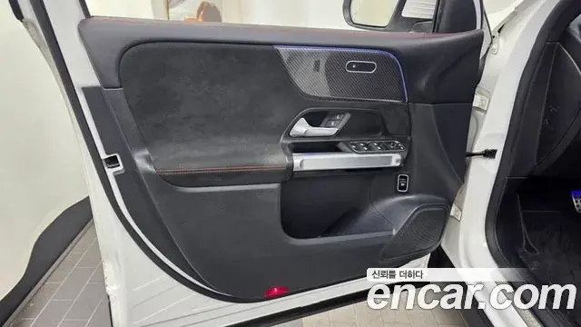Mercedes-Benz GLB-Class 2022 — Şəkil 22/32