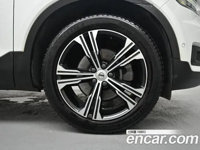 Volvo XC40 2020 — Фото 9/20