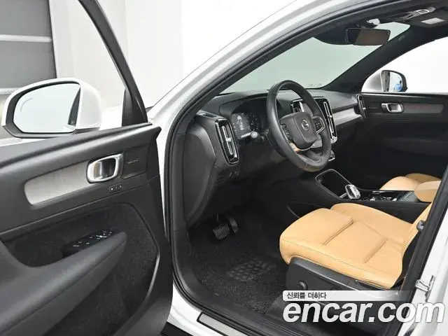 Volvo XC40 2020 — Фото 10/20