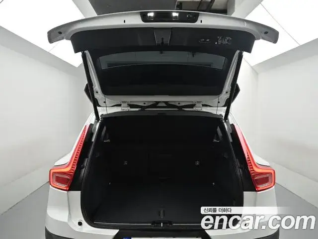 Volvo XC40 2020 — Фото 18/20