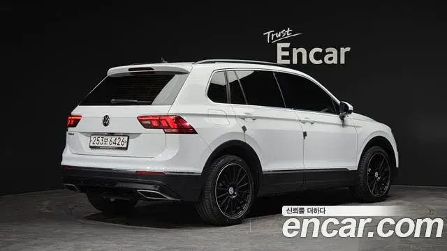 Volkswagen Tiguan 2018 — Şəkil 13/20