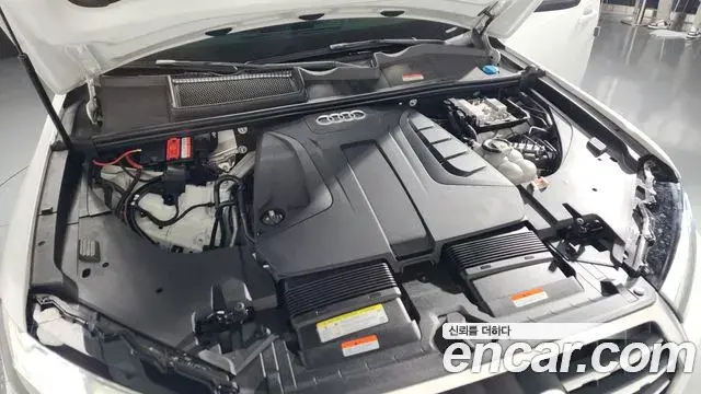 Audi Q7 2019 — Şəkil 28/39