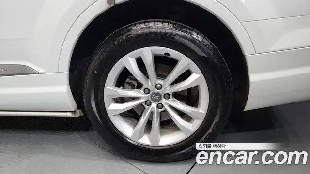 Audi Q7 2019 — Şəkil 25/39