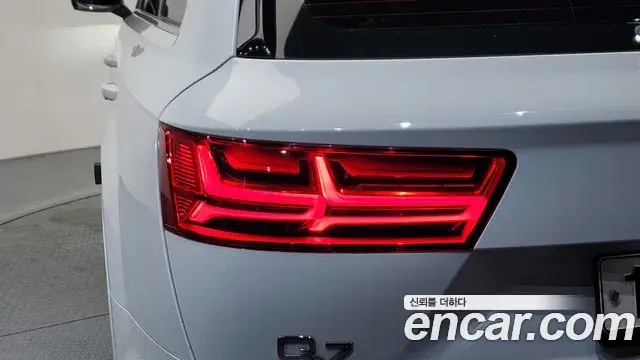 Audi Q7 2019 — Şəkil 20/39