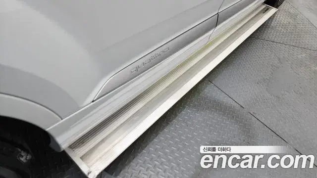 Audi Q7 2019 — Şəkil 32/39