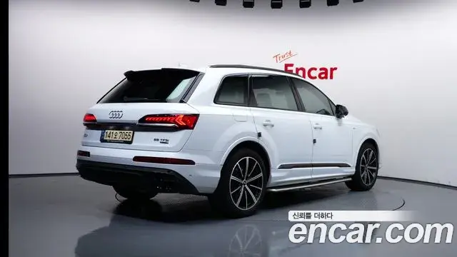 Audi Q7 2021 — Фото 2/20
