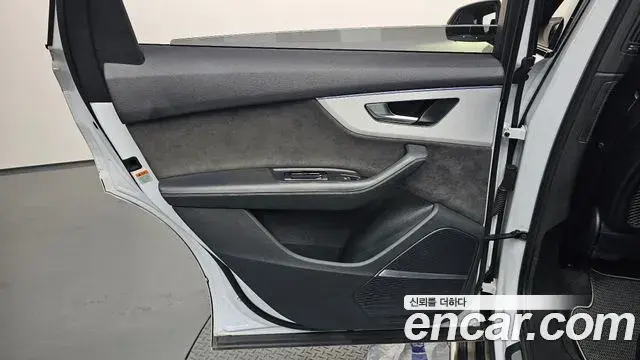 Audi Q7 2021 — Şəkil 12/39