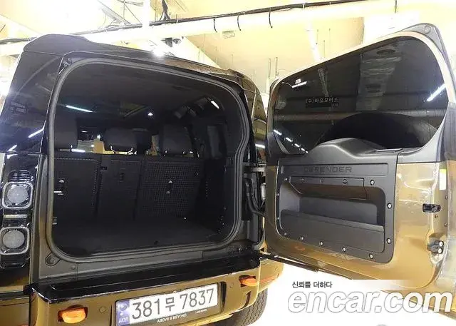 Land Rover Defender 2023 — Photo 7/20
