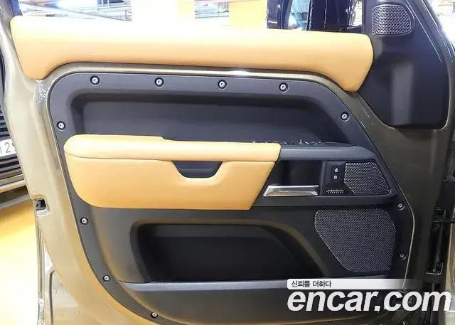 Land Rover Defender 2023 — Photo 2/20