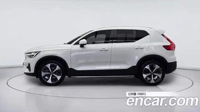 Volvo XC40 2022 — Photo 16/17